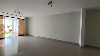 CASA con Piscina en Urb. Los Cocos del Chipe