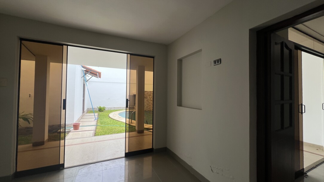 CASA con Piscina en Urb. Los Cocos del Chipe-10