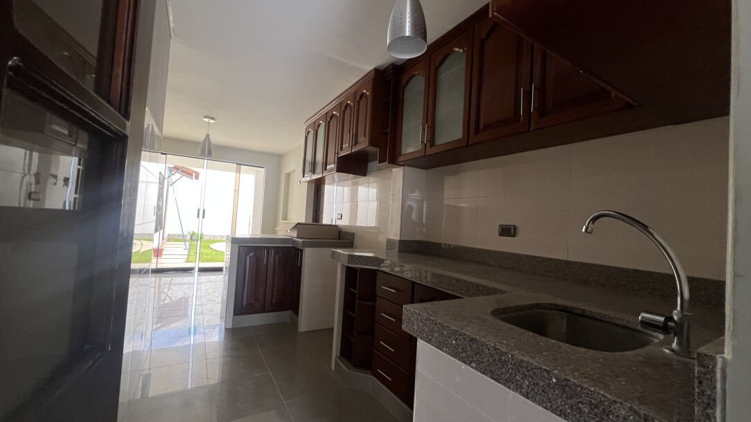 CASA con Piscina en Urb. Los Cocos del Chipe-9