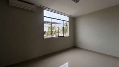 CASA con Piscina en Urb. Los Cocos del Chipe